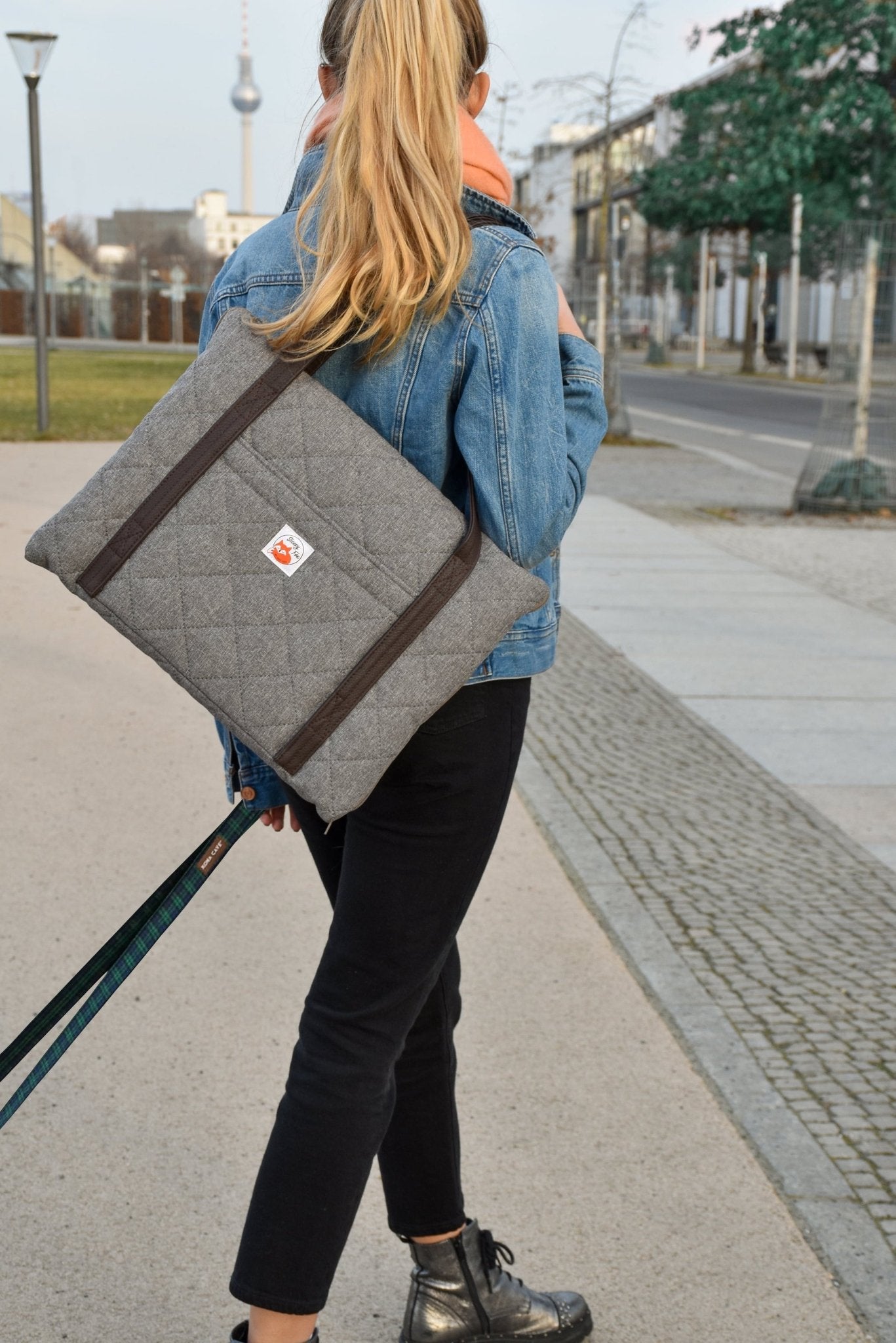 Restaurant dog bed. Portable dog bed. Folded, zips closed. Easy to carry by long shoulder straps, handles. Ideal for restaurants. Berlin